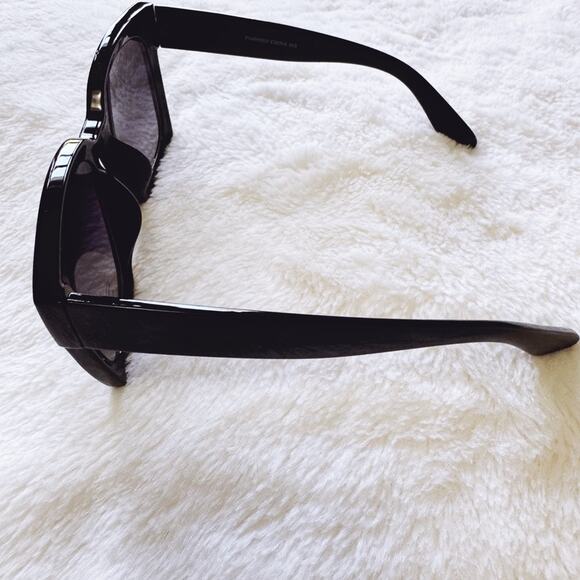 Liora Black Oversized Bold Sunglasses - Picture 8 of 13